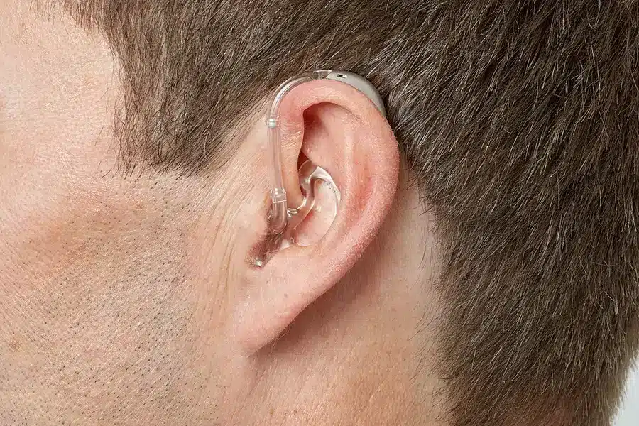 miniBTE T H1 2023 C090ChromaBeige Angle90 Close up In On Ear MS 6045 Man 1200x800px Original file