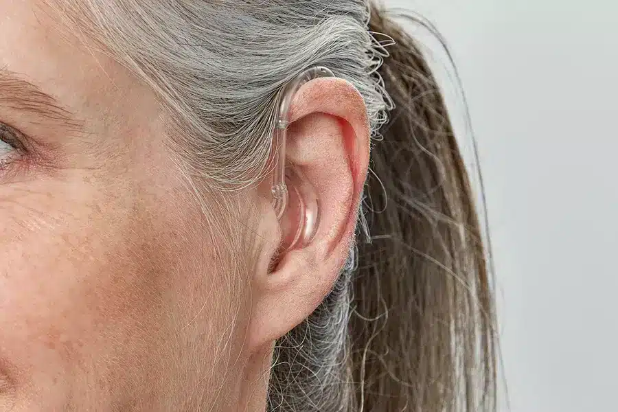 miniBTE T H1 2023 C090ChromaBeige AngleF45 Close up In On Ear MS 5993 Woman 1200x800px Original file