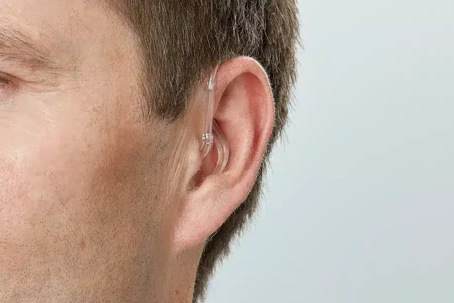 miniBTE T H1 2023 C090ChromaBeige AngleF45 Close up In On Ear MS 6040 Man 1200x800px Original file