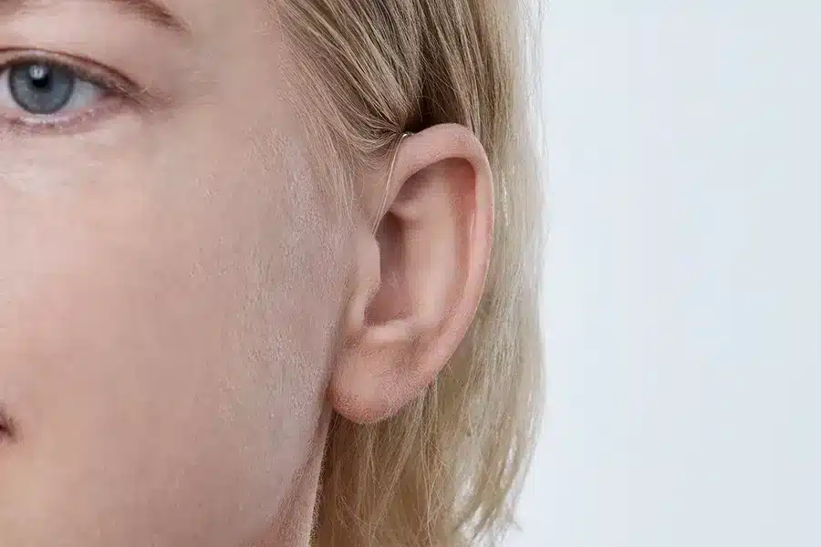 miniRITE R H1 2023 C090ChromaBeige AngleF45 Close up In On Ear MS 6679 Woman 1200x800px Original file